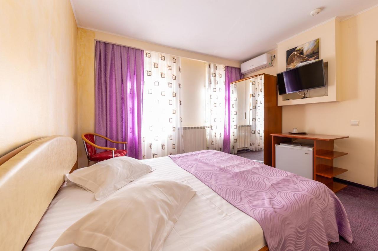 Hotel Amphitryon Bukarest Exterior foto