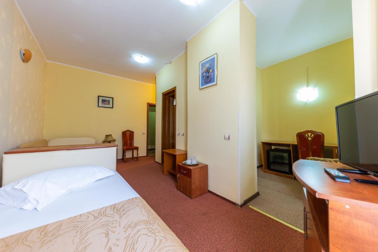 Hotel Amphitryon Bukarest Exterior foto